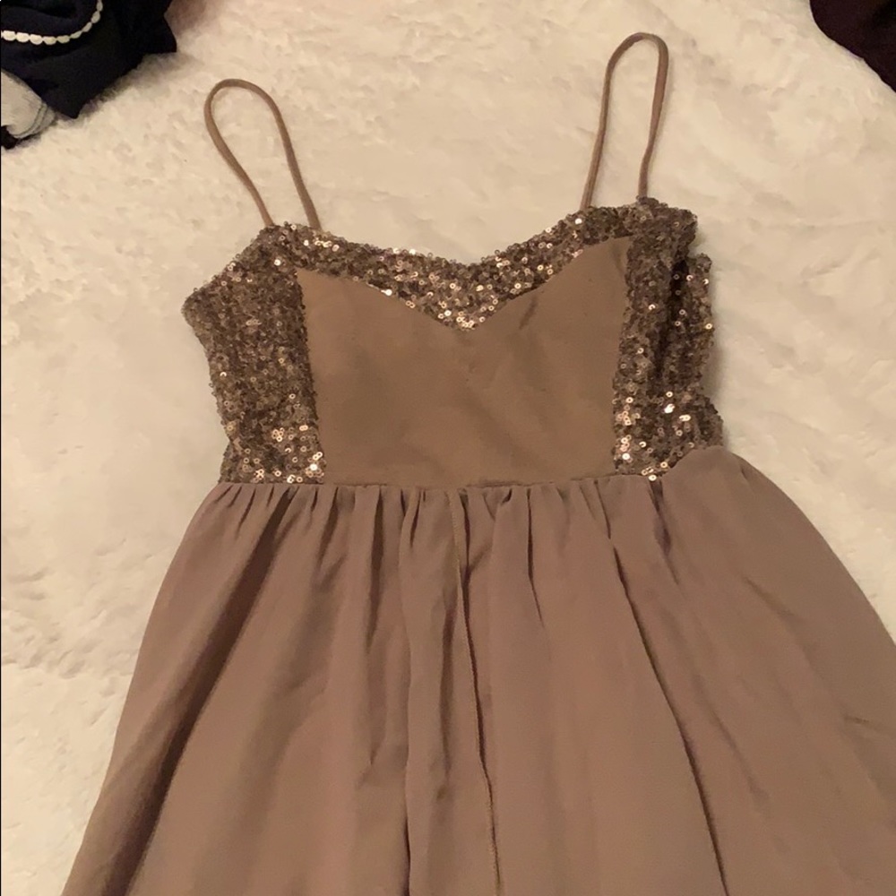 Sleeveless dress with sequence